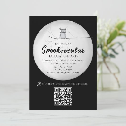 Schwarzes und weißes Halloween-Party Spooktacular Einladung (Stehend Vorderseite)