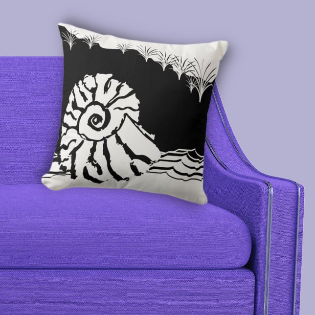 Schwarzes und weißes Küstenmeer Muschel Kissen (Coastal Black & White Shore Shell Sea Throw Pillow)