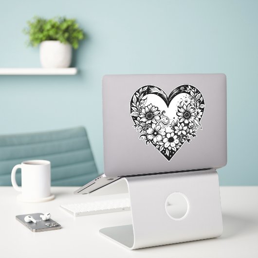 Schwarzes und weißes Stammesherz Aufkleber (Laptop auf Schreibtisch)