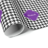 Schwarzes weißes Hahnentrittmuster Lila Quatrefoli Geschenkpapier (Rolleneckpunkt)