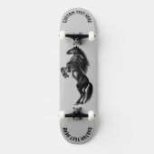 Schwarzes Wildpferd - Ihr Text Skateboard (Vorderseite)