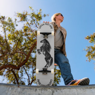 Schwarzes Wildpferd - Ihr Text Skateboard
