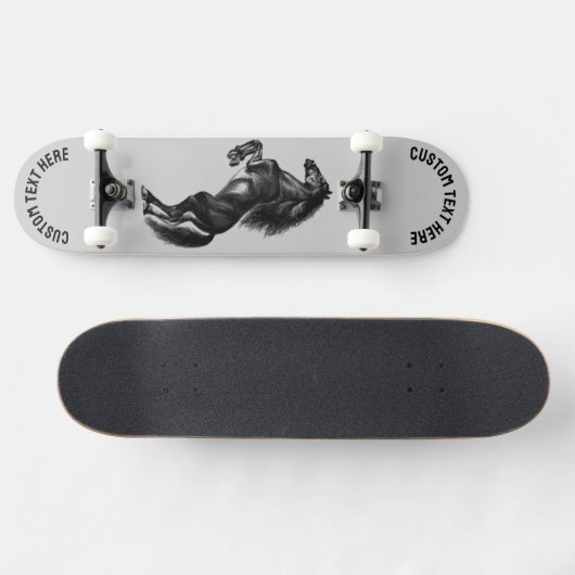 Schwarzes Wildpferd - Ihr Text Skateboard (Horizontal)