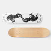 Schwarzes Wildpferd - Schwarz und Weiß Zeichnend Skateboard (Horizontal)