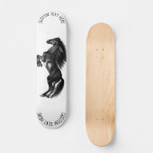 Schwarzes Wildpferd - Zeichnend - Text hinzufügen Skateboard (Vorderseite)