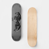 Schwarzes Wildpferd - Zeichnend - Text hinzufügen Skateboard (Vorderseite)