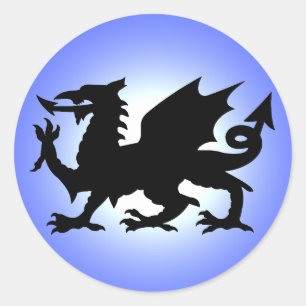 Schwarzes Winged Wales-Drache gegen blauen Himmel Runder Aufkleber