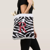 Schwarzes Zebra-Muster über jede Farbe mit Monogra Tasche (Von Nahem)