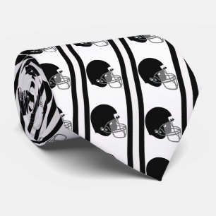 Schwarzfußballhelm auf weißem Necktie Krawatte
