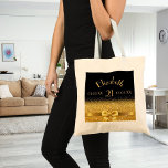Schwarzgoldmonogramm Tragetasche<br><div class="desc">Elegant, klassisch, glamourös und feminin. Ein goldfarbener Bogen mit goldenem Glitzer und Funkeln, ein bisschen Bling und Luxus für einen 21. Geburtstag. Schwarzer Hintergrund. Vorlagen für ihren Namen, Alter 21, Geburtsdatum und Geburtstag.</div>