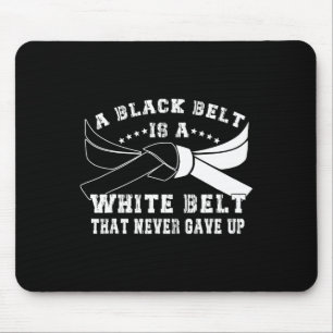 Schwarzgurt und Weißgurt geben den Kampfsport nie Mousepad