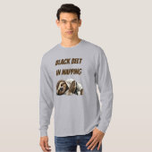 Schwarzgurtel im Schlummern Faultier T-Shirt (Vorne ganz)