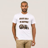 Schwarzgurtel im Schlummern Faultier T-Shirt (Vorne ganz)