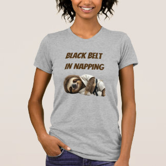 Schwarzgurtel im Schlummern Faultier T-Shirt