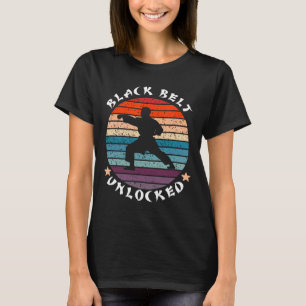 Schwarzgürtel-Level-Unlocks-Karate Behalten T-Shirt