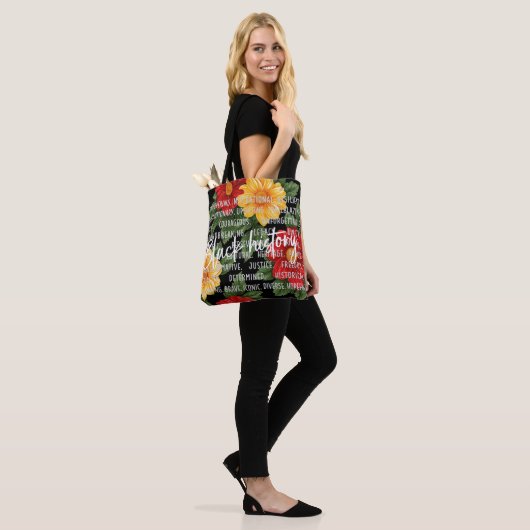 Schwarzmonatsgeschichte mit Blume Tasche (Am Model)