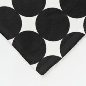 Schwarzpolka-Dot-Monogramm Fleecedecke (Ecke)