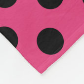 Schwarzpolka-Punkte auf Fuchsia Fleecedecke (Ecke)