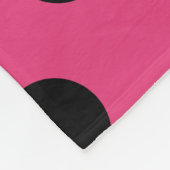 Schwarzpolka-Punkte auf Fuchsia Fleecedecke (Ecke)