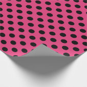 Schwarzpolka-Punkte auf Fuchsia Geschenkpapier (Ecke)