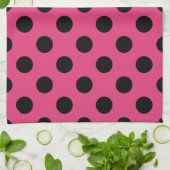 Schwarzpolka-Punkte auf Fuchsia Handtuch (Gefaltet)