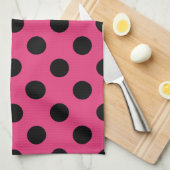 Schwarzpolka-Punkte auf Fuchsia Handtuch (Viertel Falte)