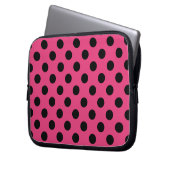 Schwarzpolka-Punkte auf Fuchsia Laptopschutzhülle (Vorderseite Links)