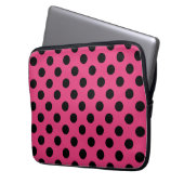 Schwarzpolka-Punkte auf Fuchsia Laptopschutzhülle (Vorderseite Links)