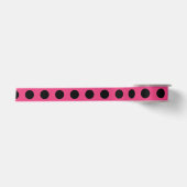 Schwarzpolka-Punkte auf Fuchsia Satinband (Vorderseite)