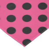 Schwarzpolka-Punkte auf Fuchsia Tischdecke (Schrägansicht)