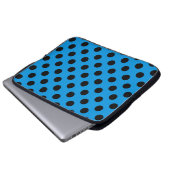 Schwarzpolka-Punkte auf Himmelblau Laptopschutzhülle (Vorne Knopf)