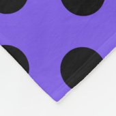 Schwarzpolka-Punkte auf Perwinkle Fleecedecke (Ecke)