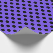 Schwarzpolka-Punkte auf Perwinkle Geschenkpapier (Ecke)