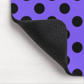 Schwarzpolka-Punkte auf Perwinkle Mousepad (Ecke)