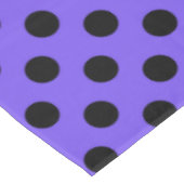 Schwarzpolka-Punkte auf Perwinkle Tischdecke (Schrägansicht)