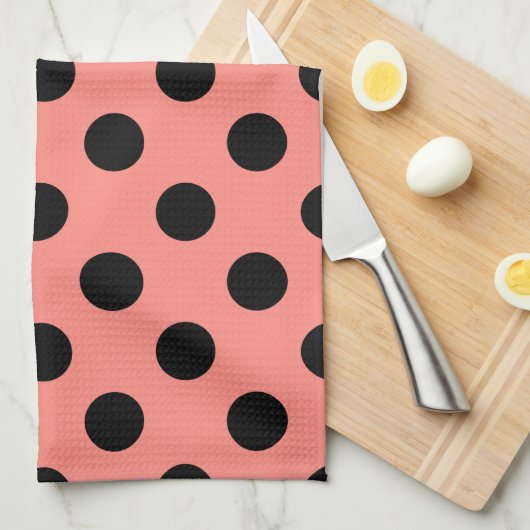 Schwarzpolka-Punkte auf Pfirsich Handtuch (Viertel Falte)