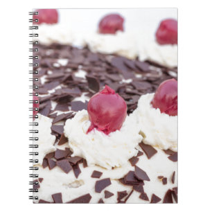 Schwarzwälder Kirschtorte im Detail mit weißem Hin Notizblock