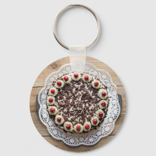 Schwarzwälderkuchen auf rustikalem Holz Schlüsselanhänger