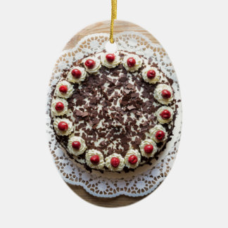 Schwarzwaldkuchen aus rustikalem Holz Keramikornament