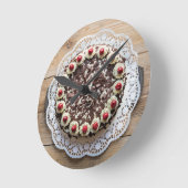 Schwarzwaldkuchen aus rustikalem Holz Runde Wanduhr (Winkel)