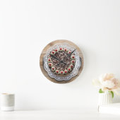 Schwarzwaldkuchen aus rustikalem Holz Runde Wanduhr (Zuhause)