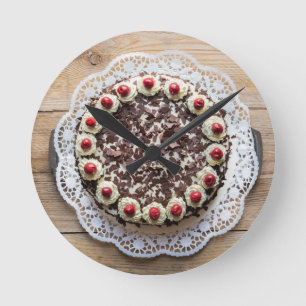 Schwarzwaldkuchen aus rustikalem Holz Runde Wanduhr