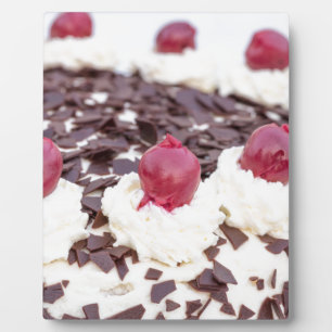 Schwarzwaldkuchen im Detail mit weißem Hintergrund Fotoplatte