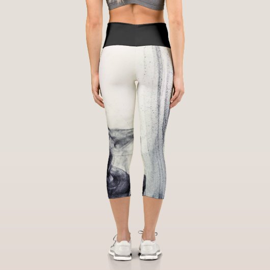 Schwarzweiß-Abstrakter Rauch Capri Leggings (Rückseite)