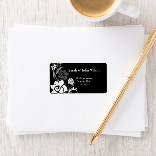 Schwarzweiß-Blume geben Adressetikett zurück (Insitu)
