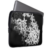 Schwarzweiß-Blume Laptopschutzhülle (Vorne Rechts)