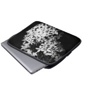 Schwarzweiß-Blume Laptopschutzhülle (Vorne Knopf)