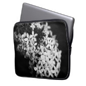 Schwarzweiß-Blume Laptopschutzhülle (Vorderseite Links)