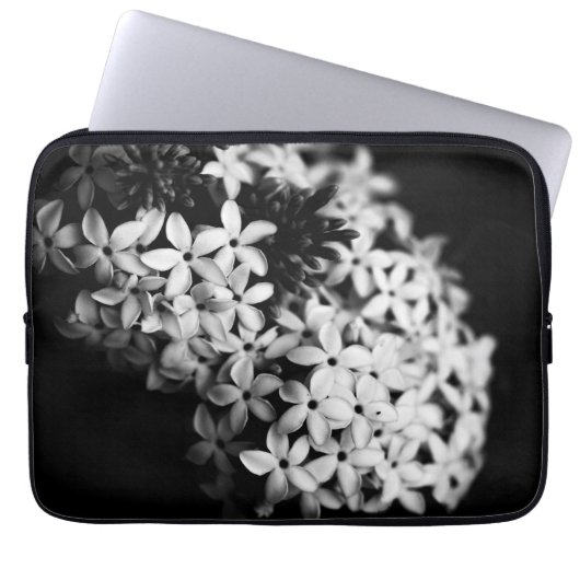 Schwarzweiß-Blume Laptopschutzhülle (Vorderseite)
