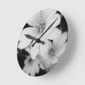 Schwarzweiß-Blume Runde Wanduhr (Winkel)